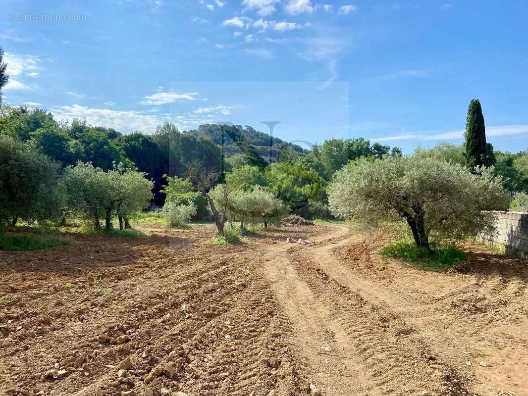 Terrain à AIX-EN-PROVENCE