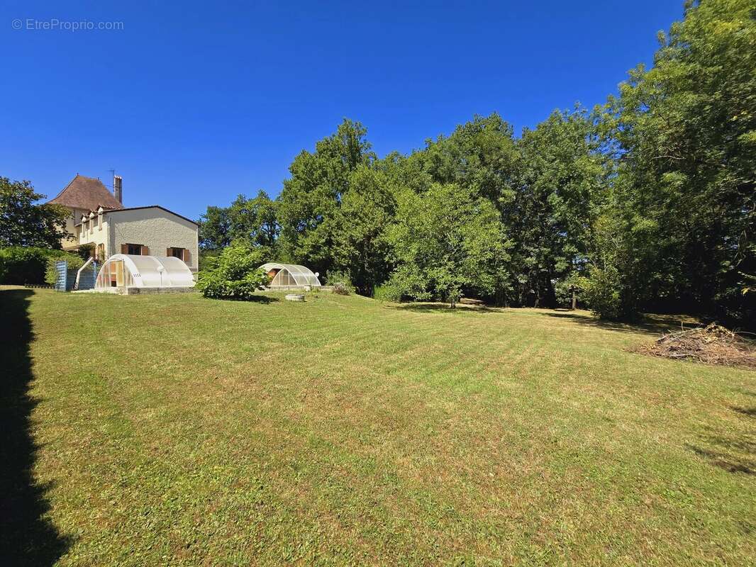 Maison familiale spacieuse avec 4 chambres, un grand sous-sol et une piscine - photo 18