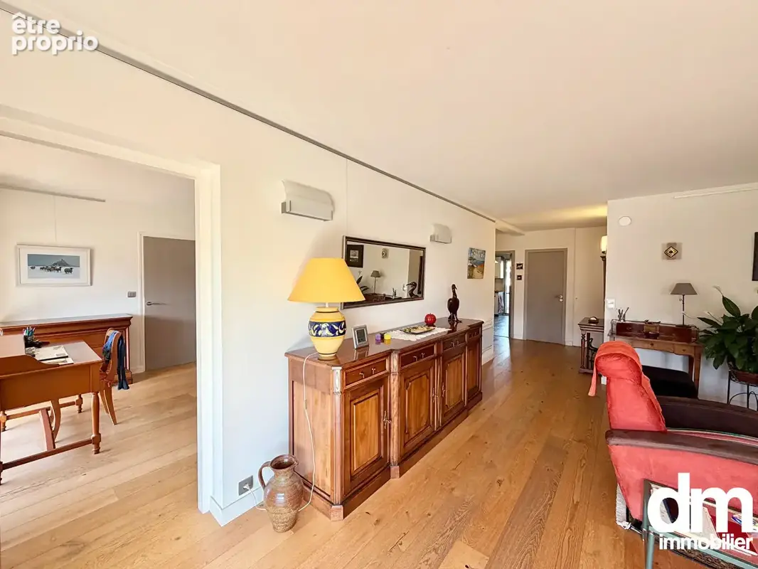 Appartement de type 4 avec trois terrasses, loggia, garage et deux caves. - photo 8