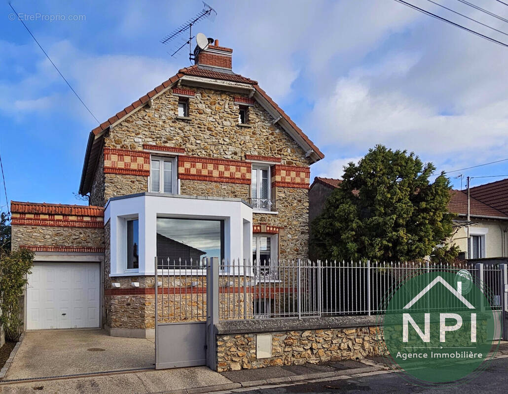 Maison à VAUX-LE-PENIL