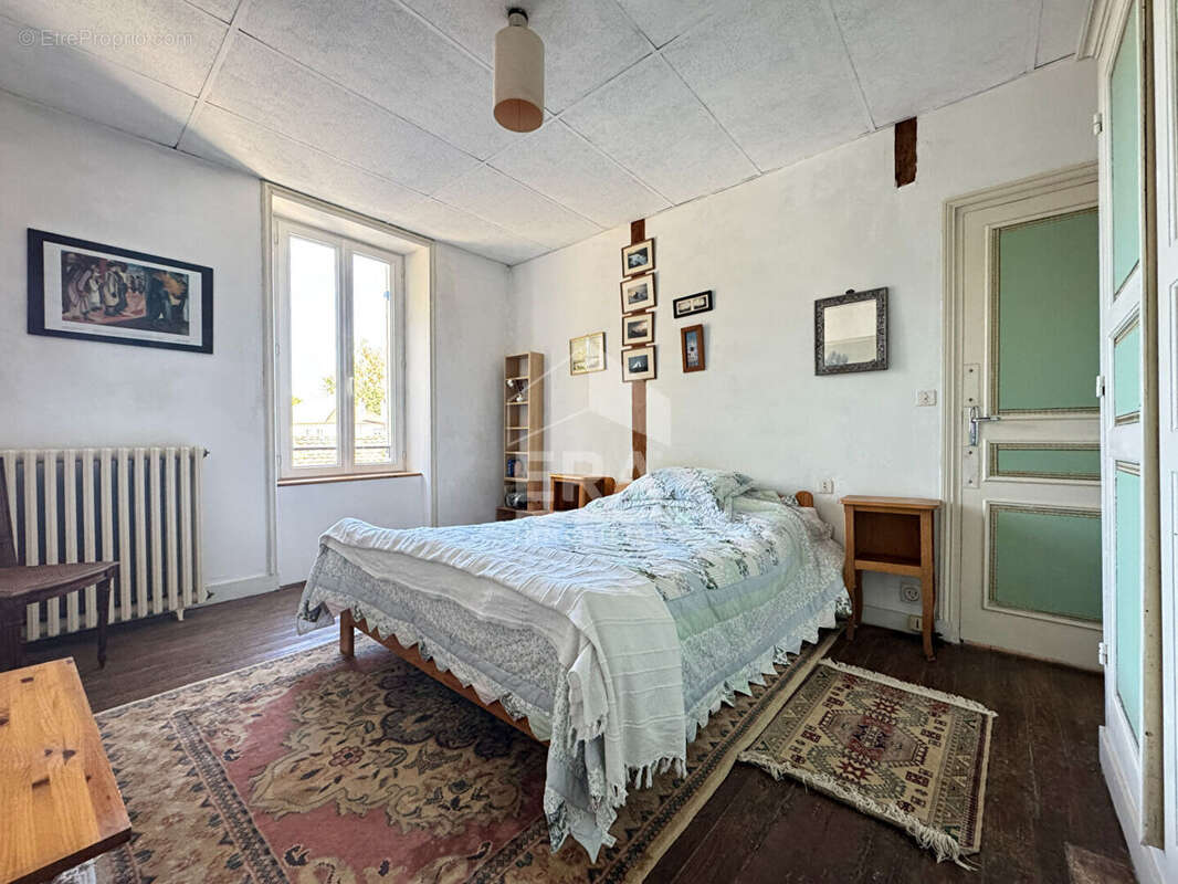 Maison à SAINT-PIERRE-DE-CHIGNAC