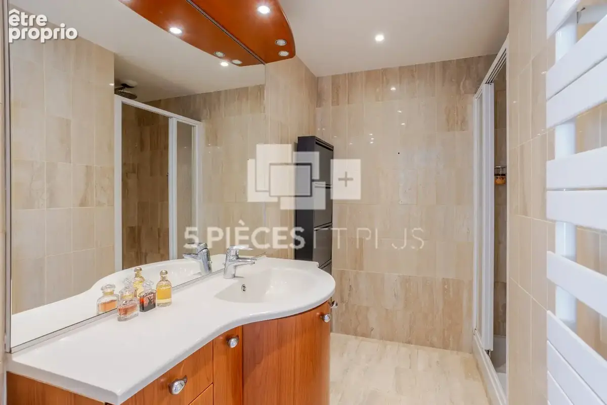 RARE - DERNIER ETAGE avec ascenseur - Superbe appartement avec terrasse, cave et double stationnement - photo 10