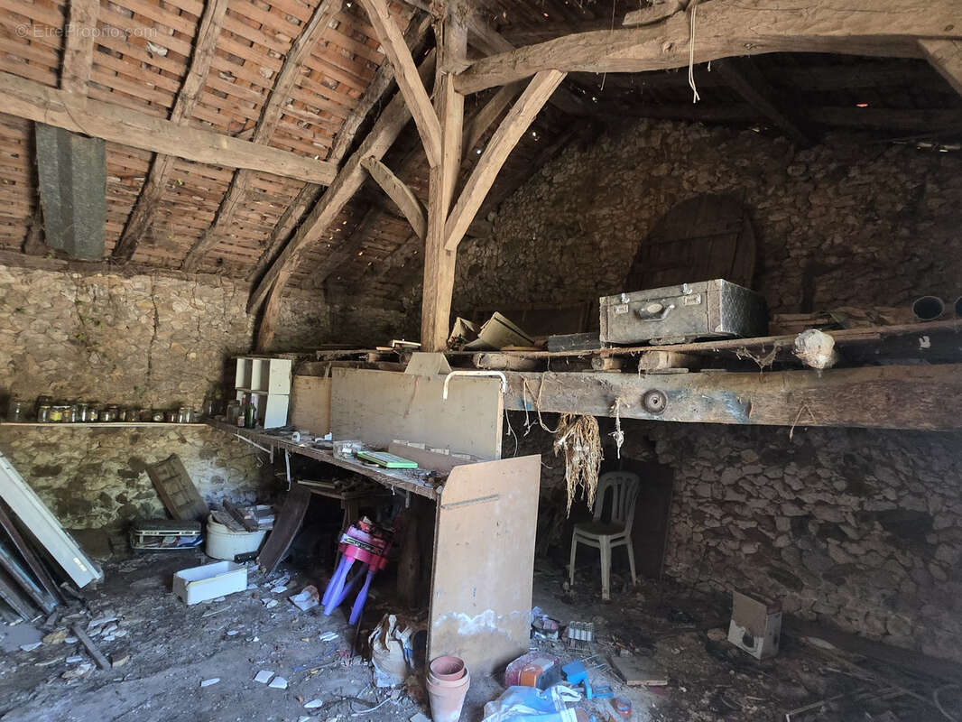Ensemble de bâtiments à restaurer sur 4900m2! - photo 18