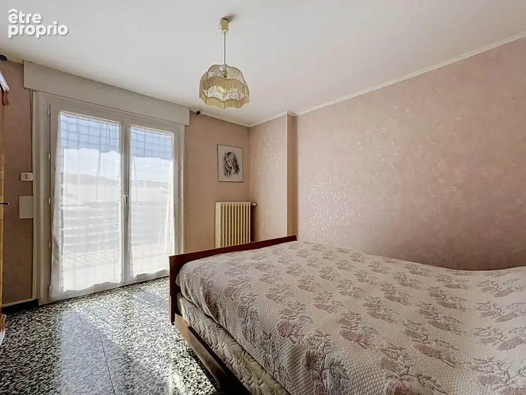 Maison familiale Type 7 de 151.25 m² avec grand rez-de-chaussée, terrain plat de 1 228 m² et vue montagnes ! - photo 7