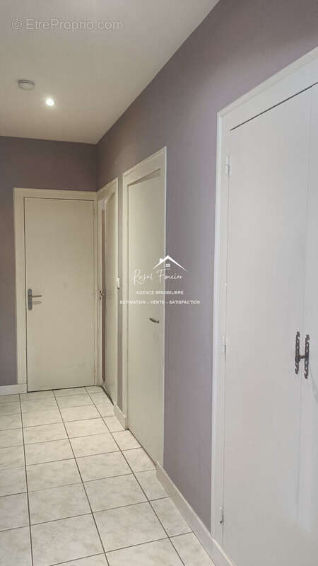 Dégagement avec placards - Maison à CHATELLERAULT