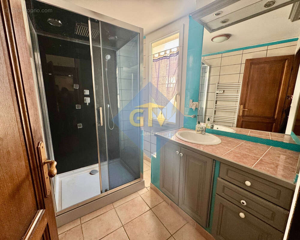 Maison à LAUDUN-L'ARDOISE