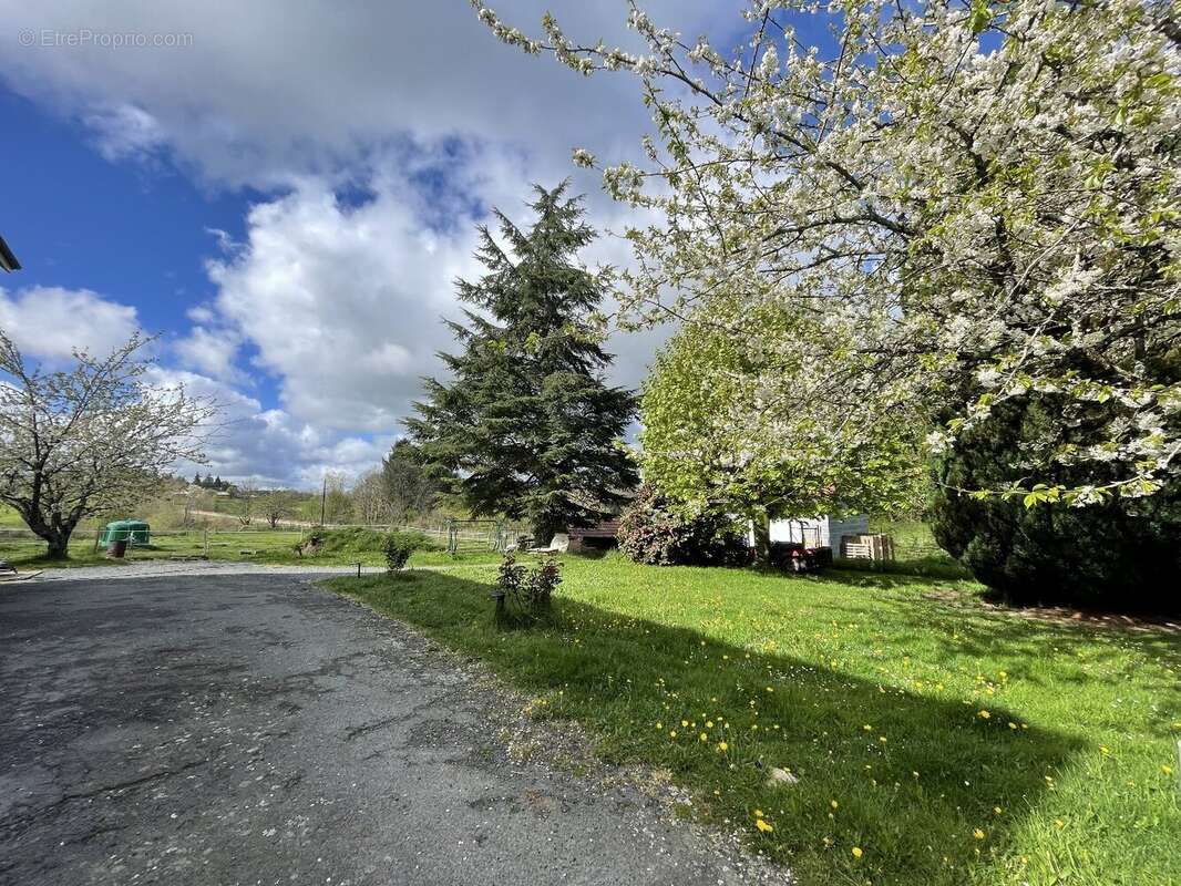 Maison à SAINT-YRIEIX-LA-PERCHE