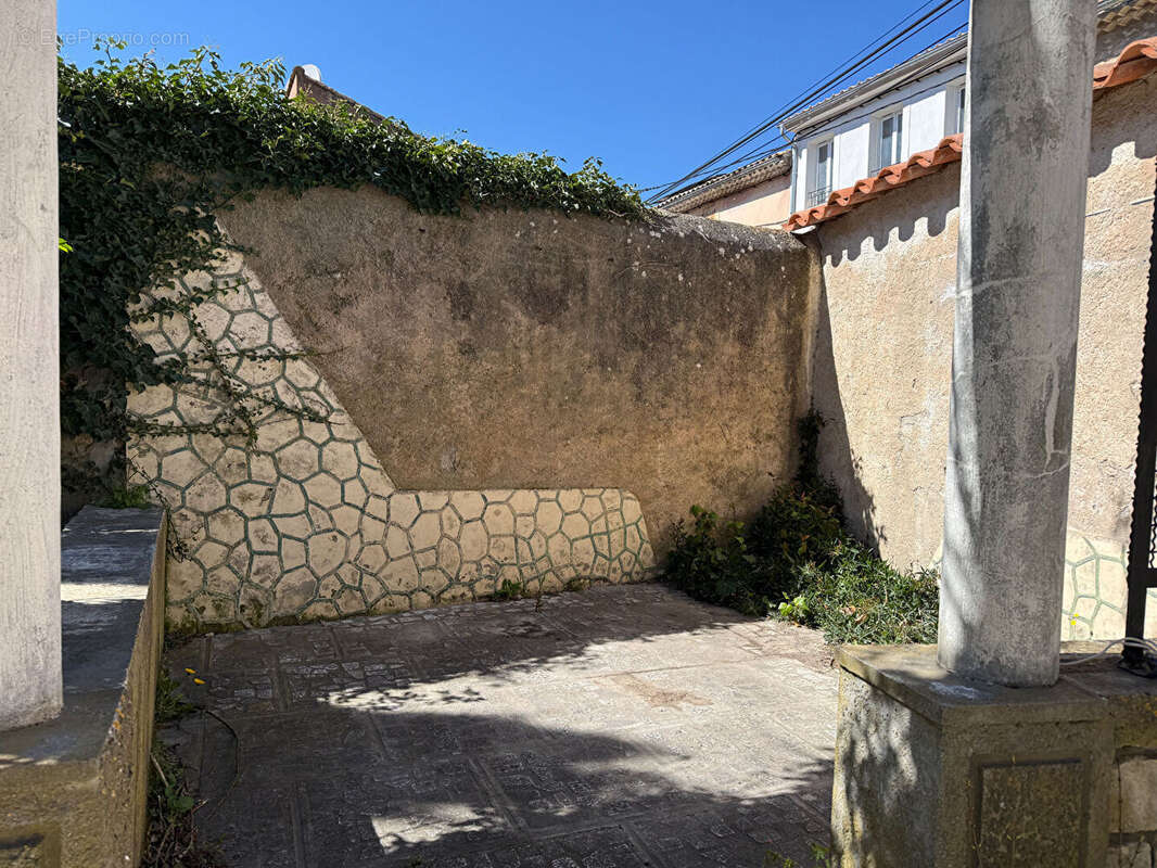 Maison à LA ROQUE-D'ANTHERON