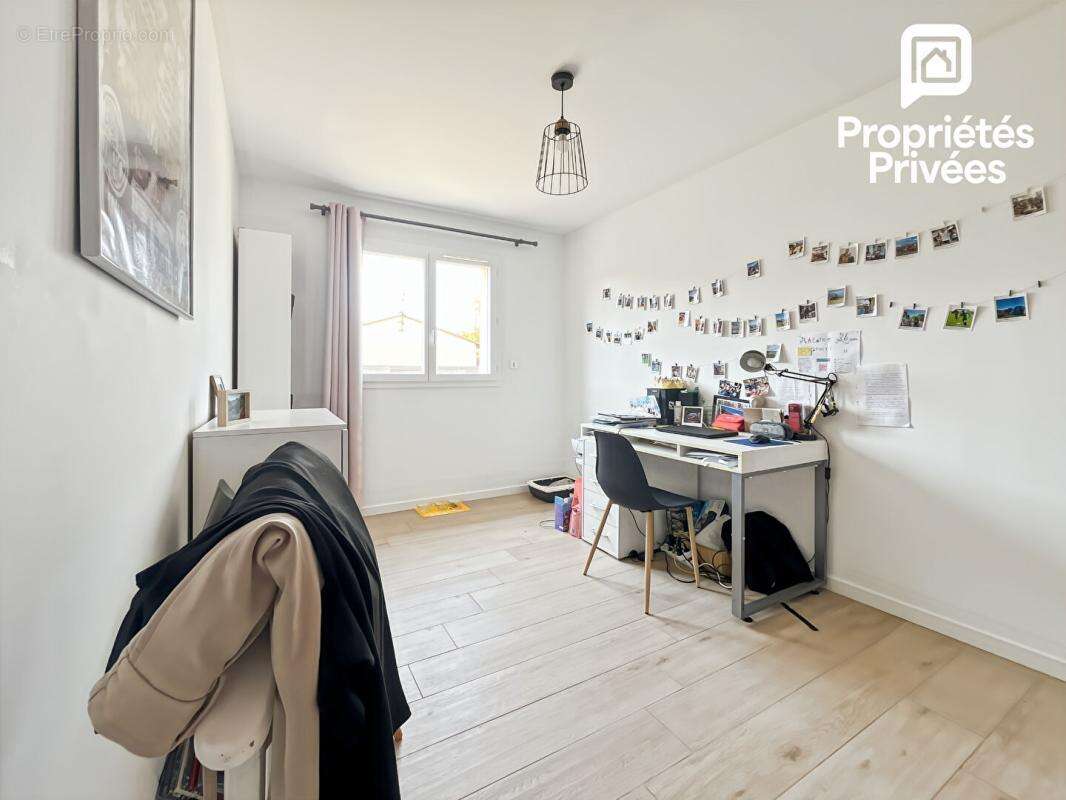 Maison récente de plain-pied avec piscine et garage à Val de Virvée - 305 000 - photo 12