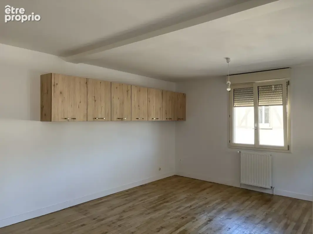 Saint-Yrieix-la-Perche : Maison de ville rénovée 2 pièces avec garage et jardin clos - photo 7