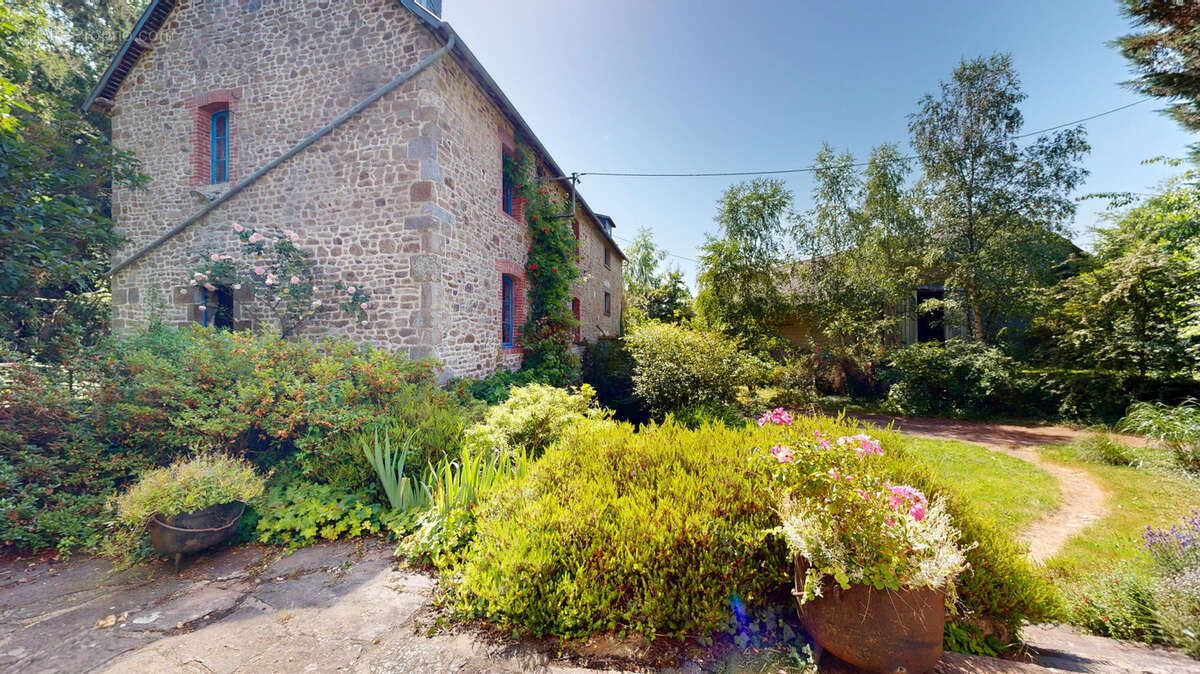Propriété de caractère avec maison, moulin, dépendances et bief en eau - photo 2