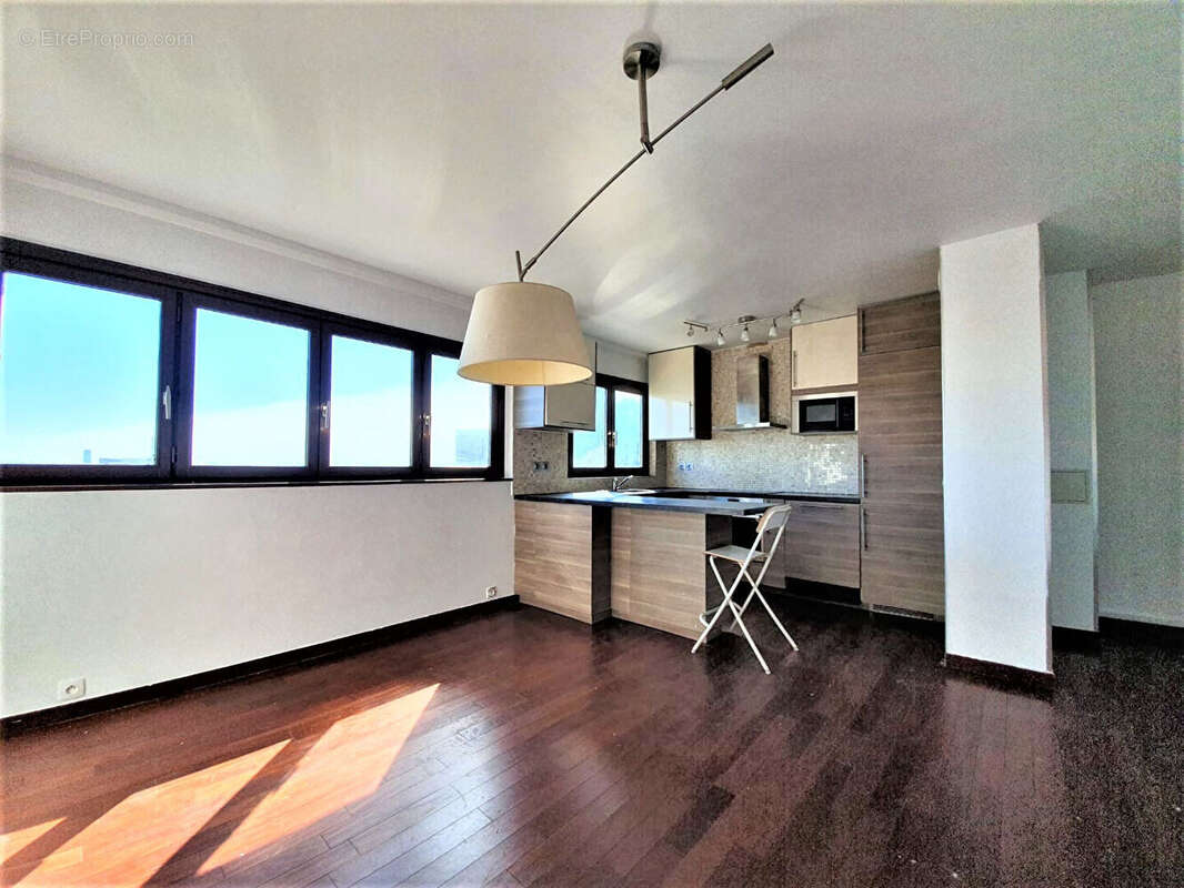 Appartement à COURBEVOIE