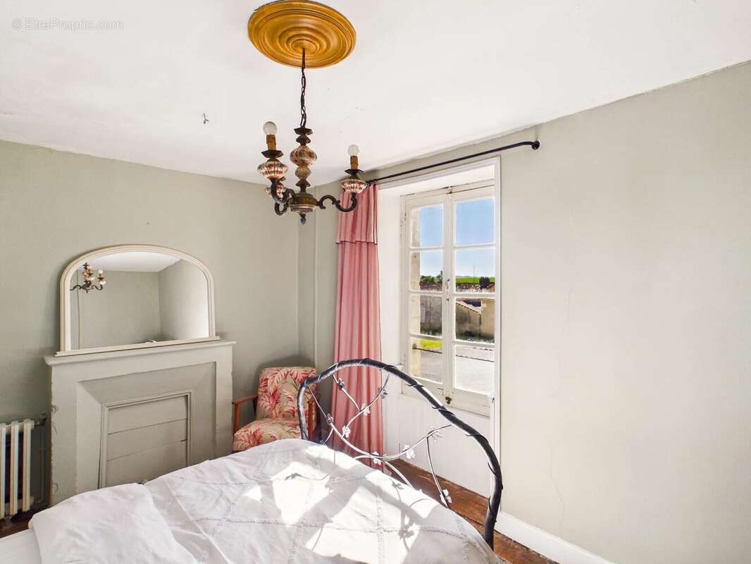 Maison à SALLES-LAVALETTE