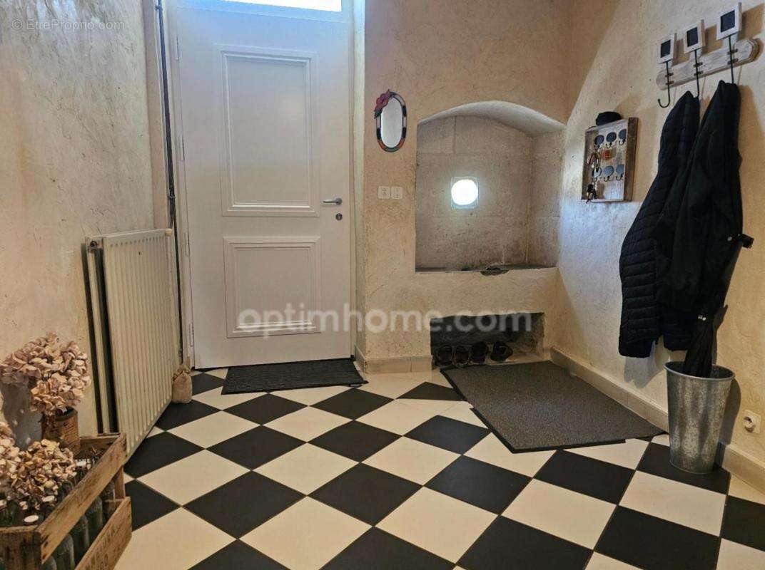 Maison charentaise de 232 m², 6 chambres, un bureau, piscine et un garage de 90 m² - LINARS (16) - photo 4