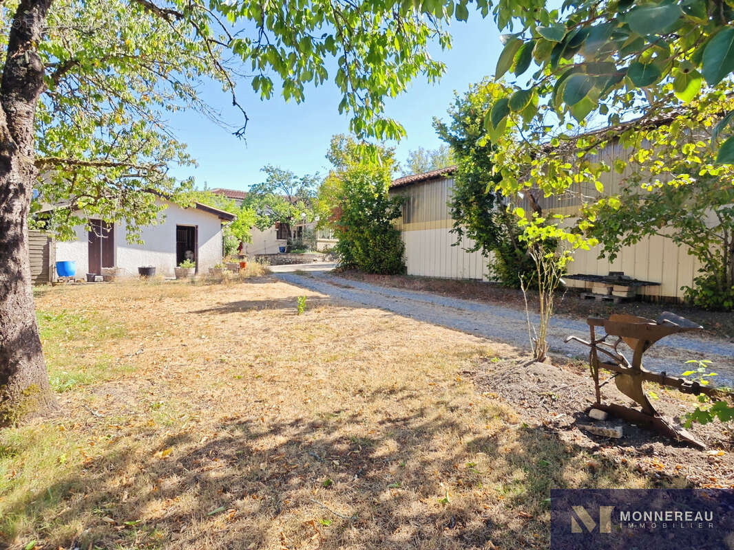 Maison de plain pied avec 500 m2 de dependances - photo 19