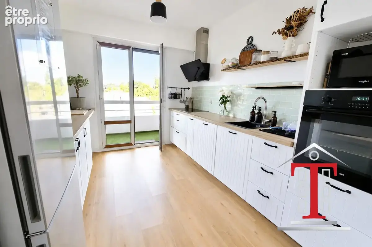 Cuisine moderne avec accès extérieur