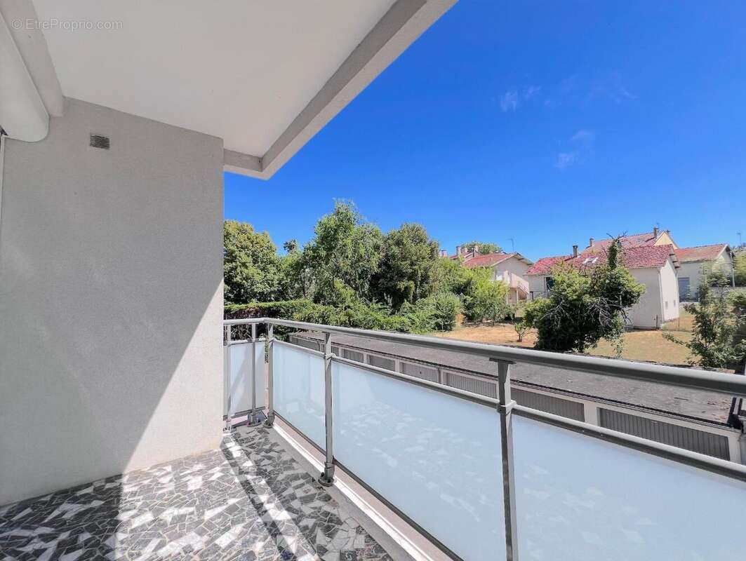 Appartement 80 m² à Decines-Charpieu  - photo 4