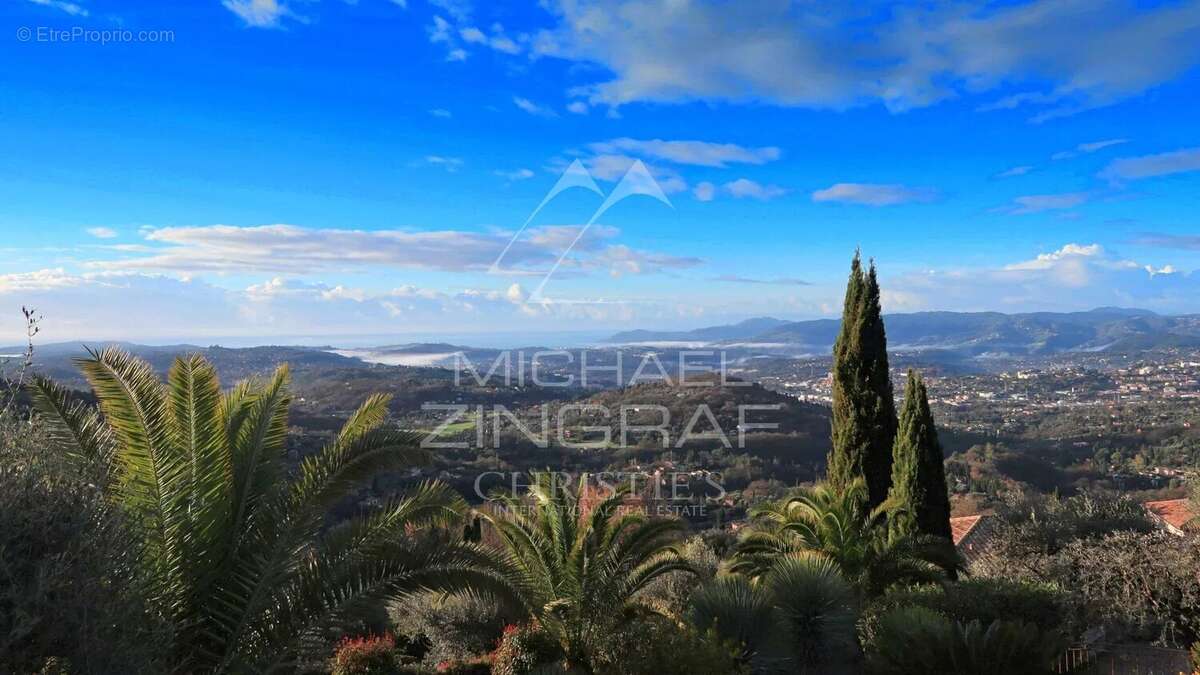 Maison à CHATEAUNEUF-GRASSE