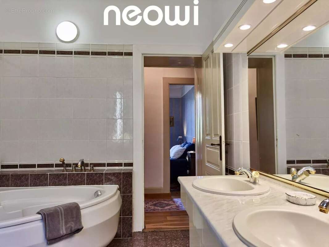 Maison à VIC-SUR-CERE