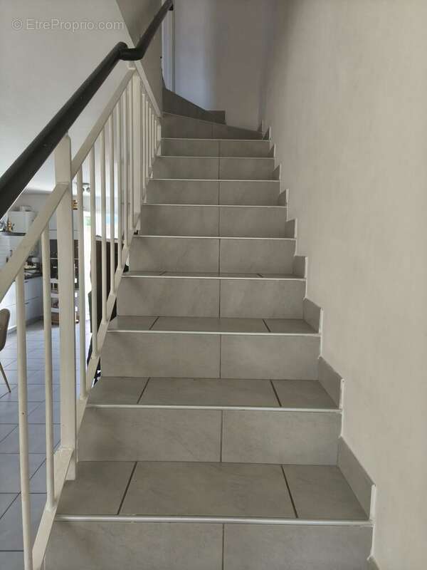 Escalier d&#039;accès à l&#039;étage - Maison à PORT-DE-BOUC