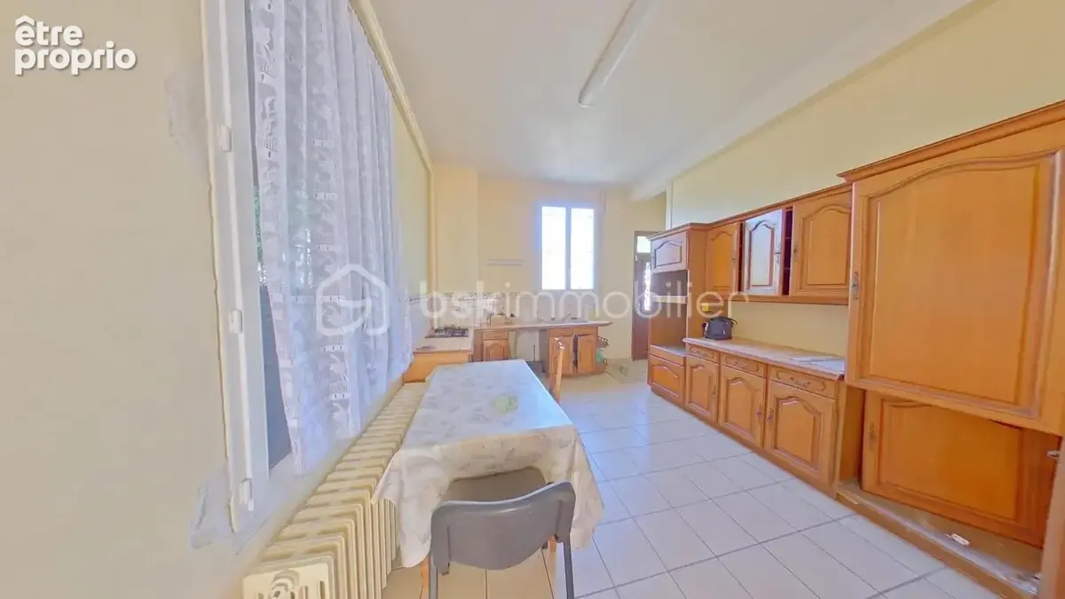 Maison de 269 m² comprenant trois logements avec un garage, une cave et une cour - photo 2