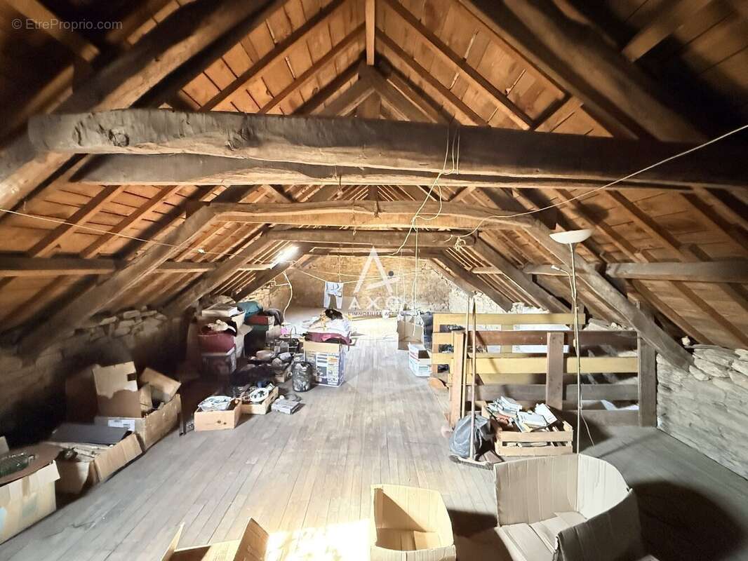 Belle opportunité au cur du bourg  Grande maison de 156 m² avec garage et fort potentiel - photo 8
