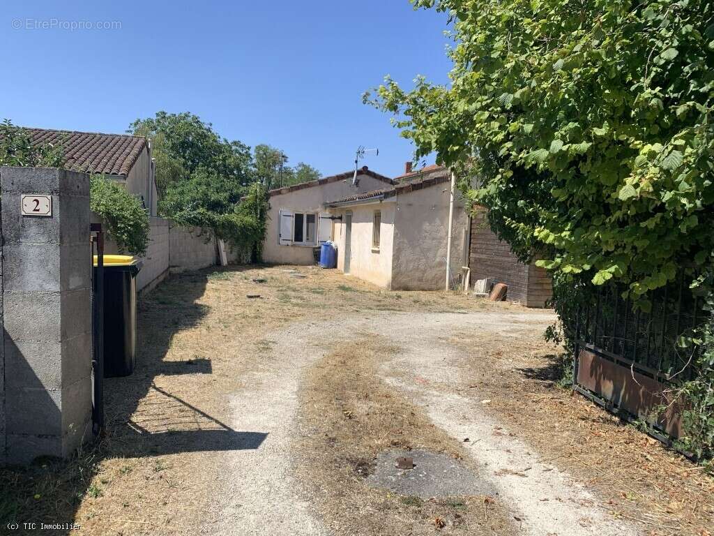 Pavillon de 3 Chambres avec Garage - 8km de Ruffec - photo 2