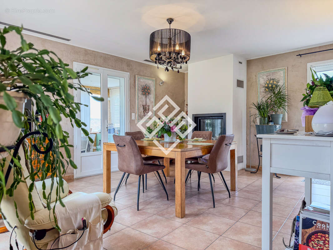 Villa de prestige avec piscine et dépendance. - photo 2