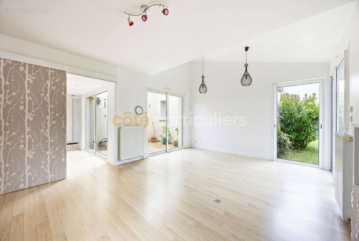 Basse goulaine -- maison familiale 194 m²  -- 5 chambres -- proche centre en impasse -- garage & jardin - photo 9