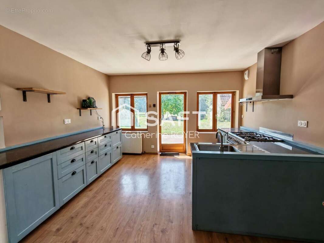 Maison 140 m² à La Chapelle-Saint-Sauveur  - photo 6