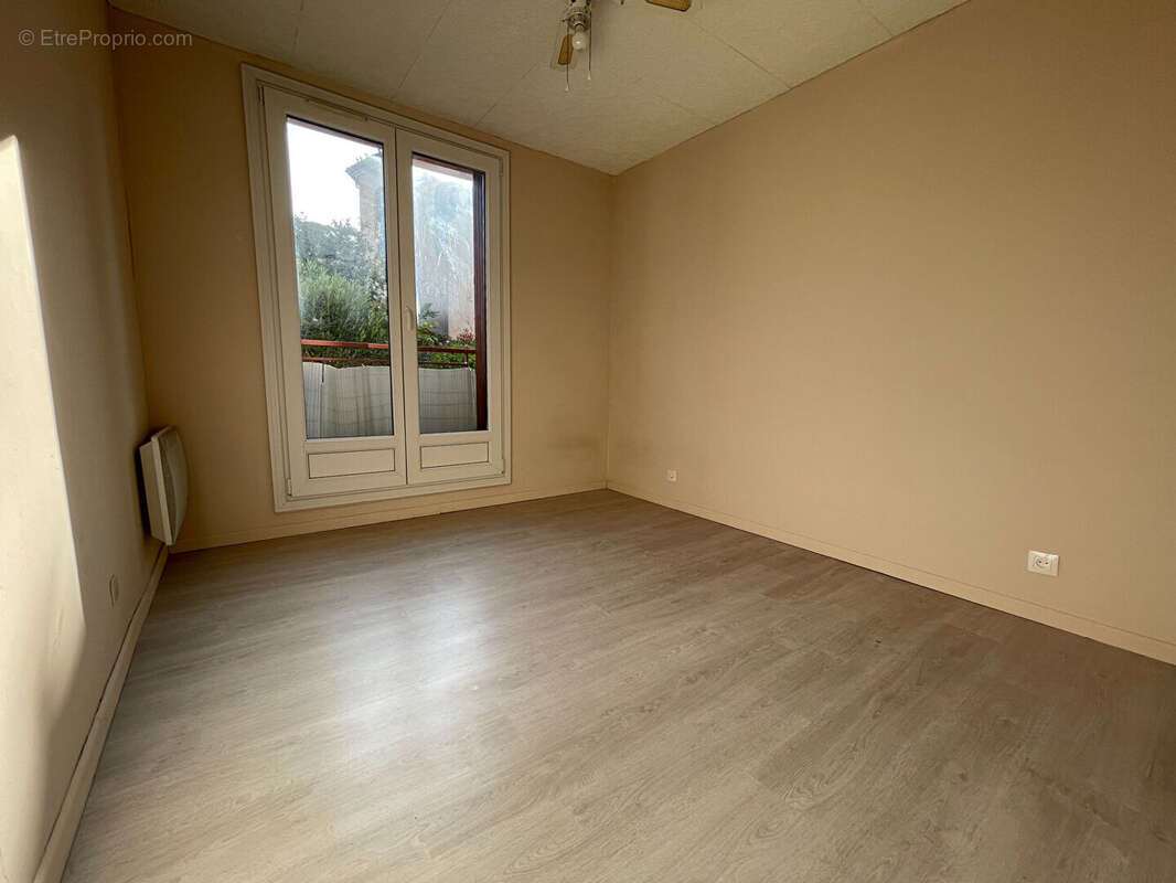 À vendre : Appartement  avec Jardin Cave et Parking 3 pièces à Aix-en-Provence - Les Milles - photo 5