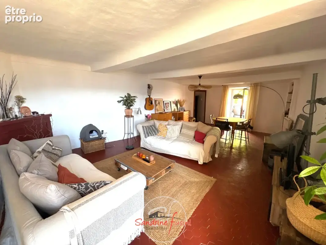 Dans maison de village en copropriété - Logement 5 pièces avec extérieur - photo 4