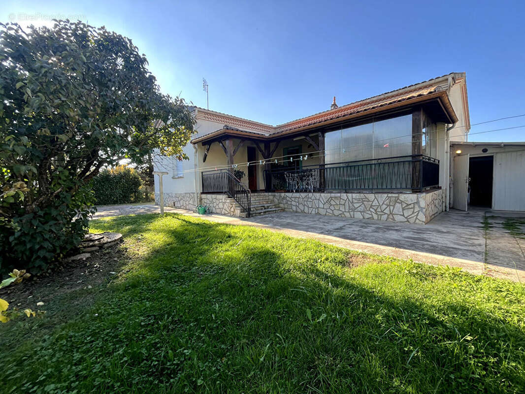 Située à Castelmoron-sur-Lot, au coeur d'un quartier calme et recherché, cette agréable maison de plain-pied offre une surface h - photo 15