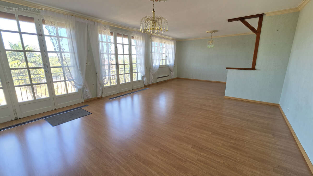 Maison familiale 143 m2     3 chambres     Sous-sol complet     Terrain de 4 700 m2 - photo 2