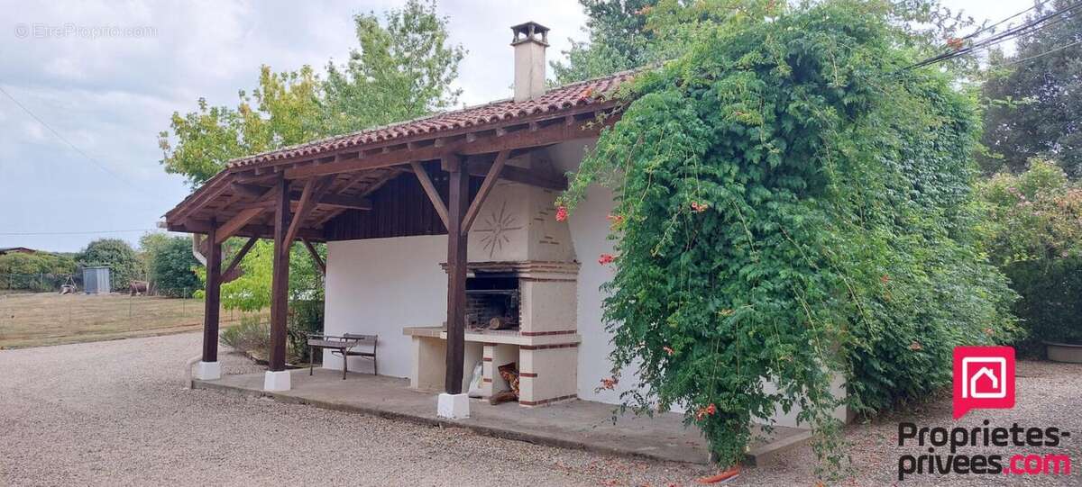 Ensemble immobilier  Grateloup Saint Gayrand : Maison 8 pièce(s) 303 m2 + Appartement T2  indépendant+ Dépendances - photo 12