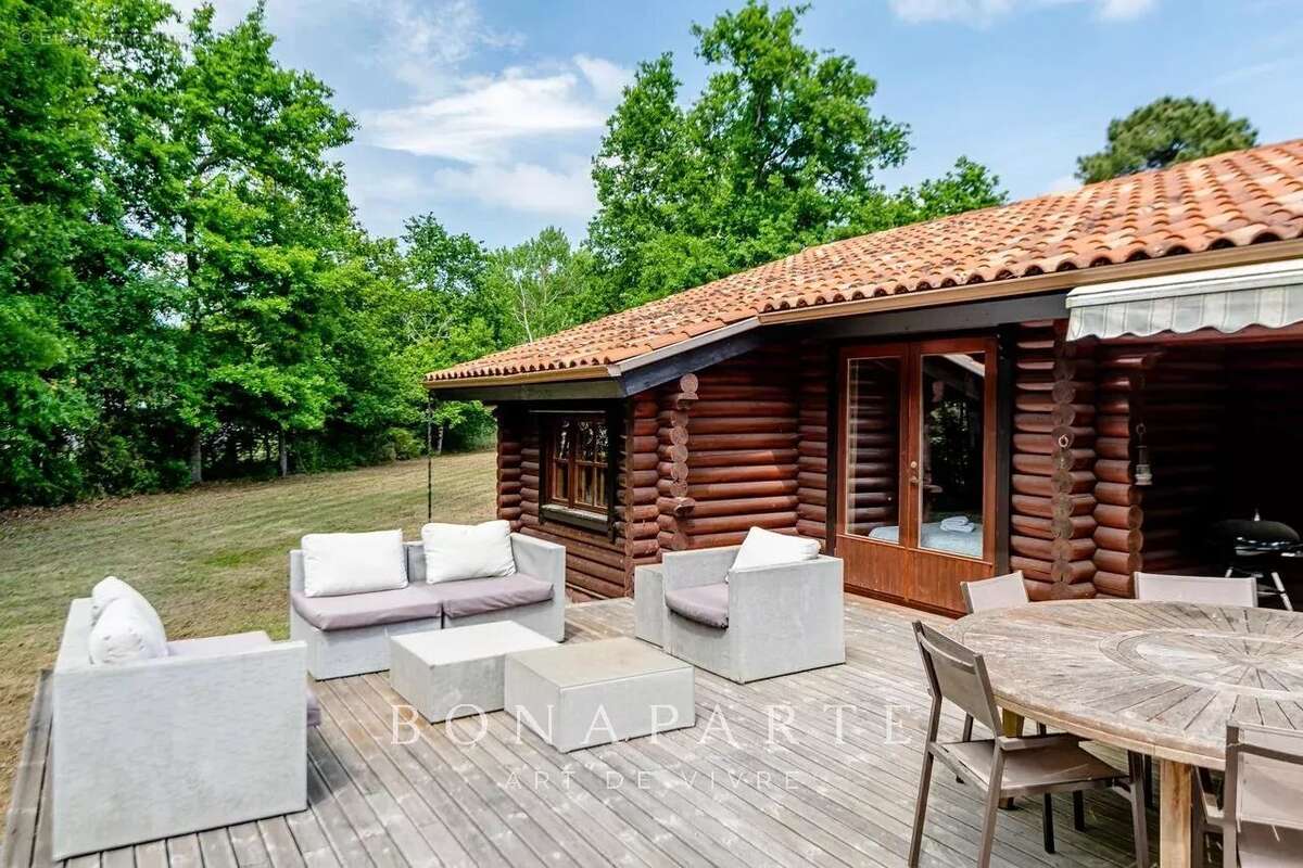 Maison à VENDAYS-MONTALIVET