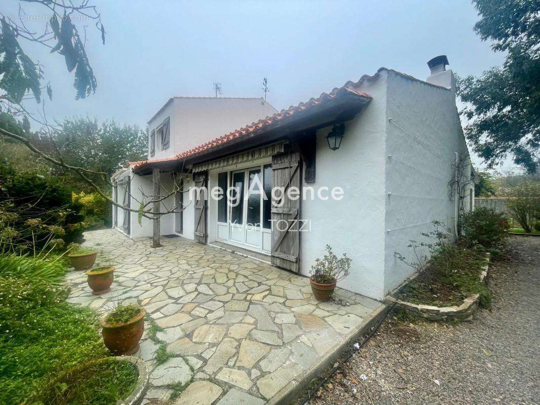 Maison de 140 m2 sur une parcelle de 2622 m2 aux SABLES D’OLONNE - photo 3