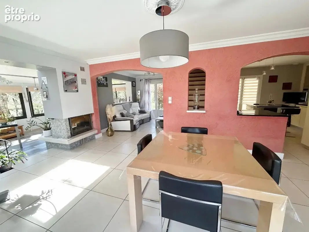 Maison 5 pièce(s) 140 m² avec double garage, piscine et pool house, sur 2341 m² de terrain. - photo 3