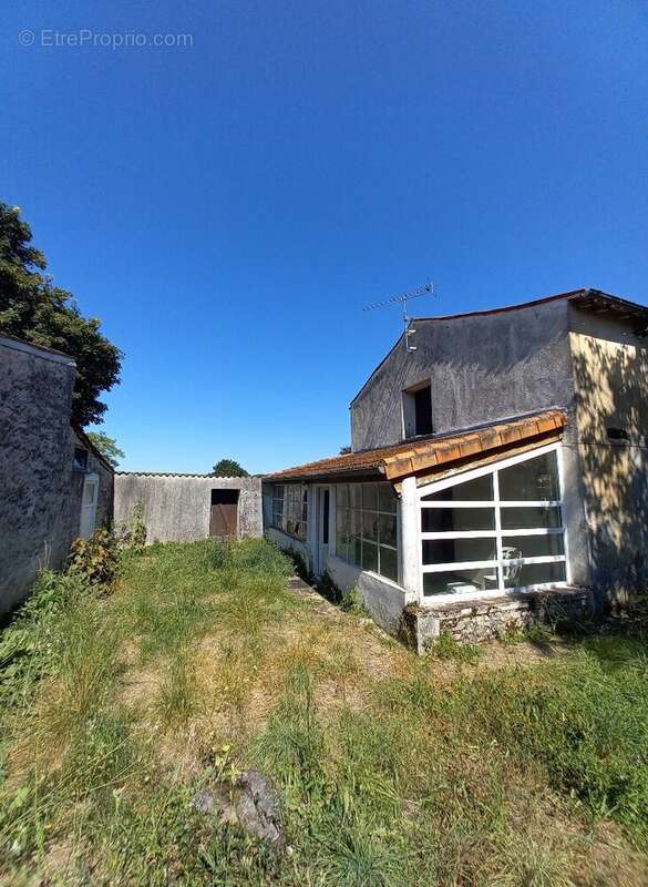 À seulement 10 minutes de Cognac  Grande maison familiale de 215 m² avec terrain constructible de 2 500 m²  DPE C - photo 17