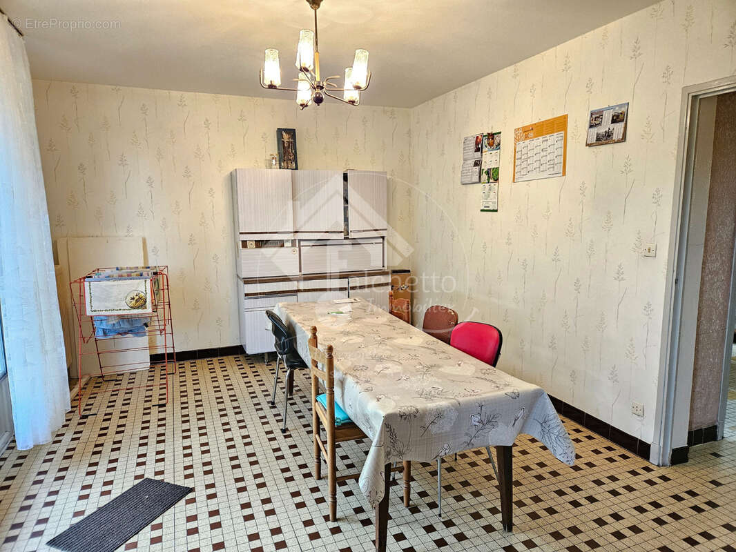 Maison à SAINT-LEGER-SUR-VOUZANCE