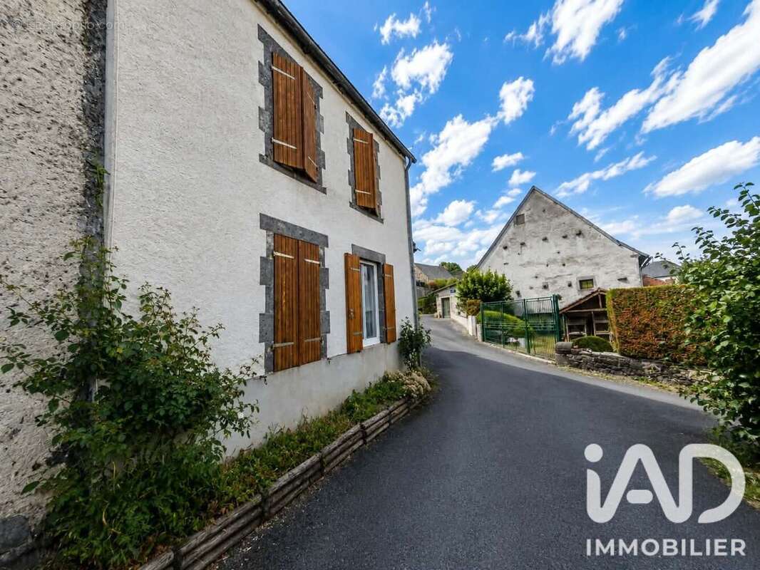 Maison 115 m² à Saint-Pierre-Roche  - photo 2