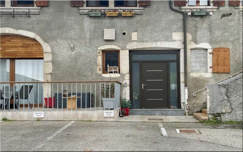 Appartement à PERON