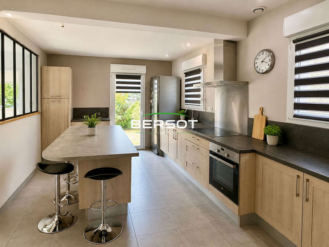 EXCLUSIVITÉ BERSOT IMMOBILIER - Villa contemporaine 145 m² avec 3 chambres, bureau, terrain de 946 m² et vue dégagée - photo 12