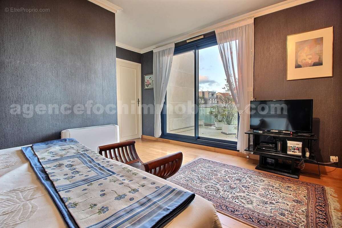 exposio_131706356 - Commerce à SAINT-MAUR-DES-FOSSES