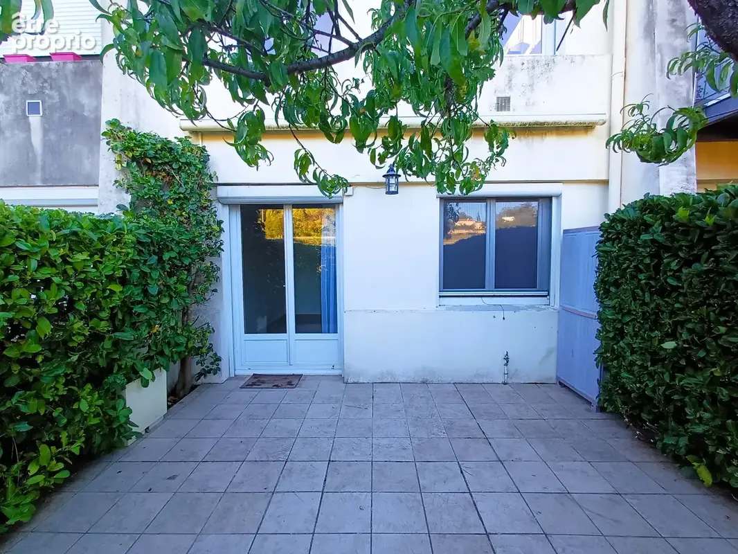 Maison mitoyenne lumineuse, grande pièce à vivre, garage et extérieurs, très bien placée - photo 12