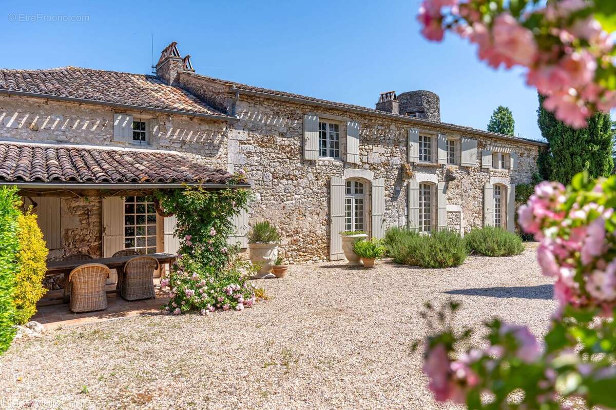Domaine historique avec piscine, verger et vues sur la campagne environnante. - photo 22