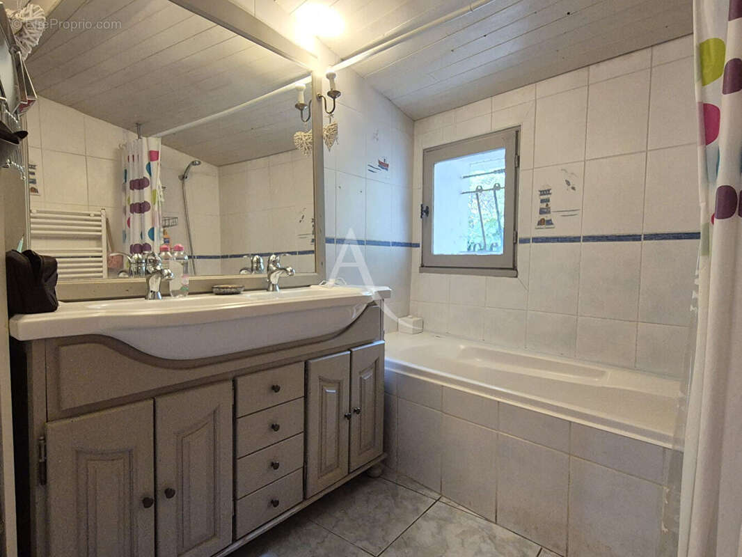 GRADIGNAN - Belle maison familiale avec piscine et garage - photo 8