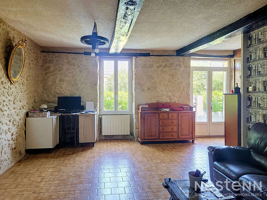 A Vendre Maison en pierre rénovée avec dépendances sur plus de 6 600 m² à Saint-Puy - photo 8