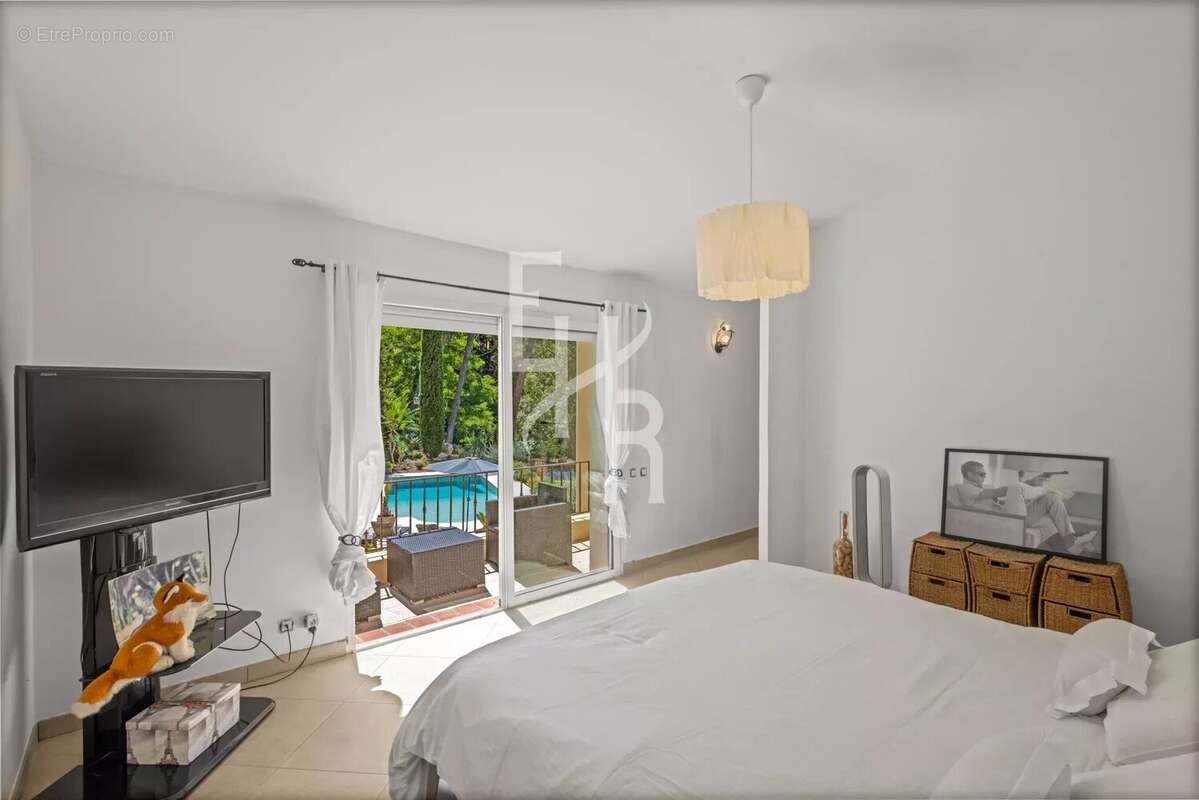 Propriété unique à Mougins — un havre de paix familial avec forêt, pool house et vie de village. - photo 10