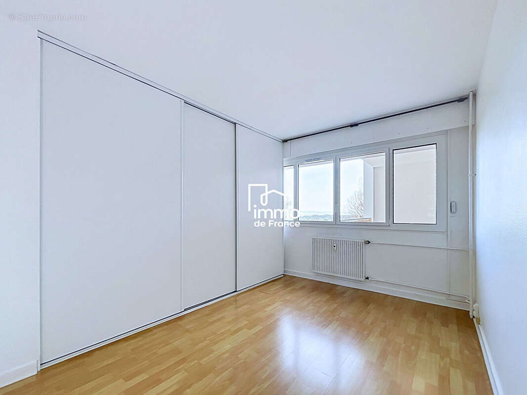 T4 de 93m² avec terrasse vue Mont-Blanc - Gex - photo 4